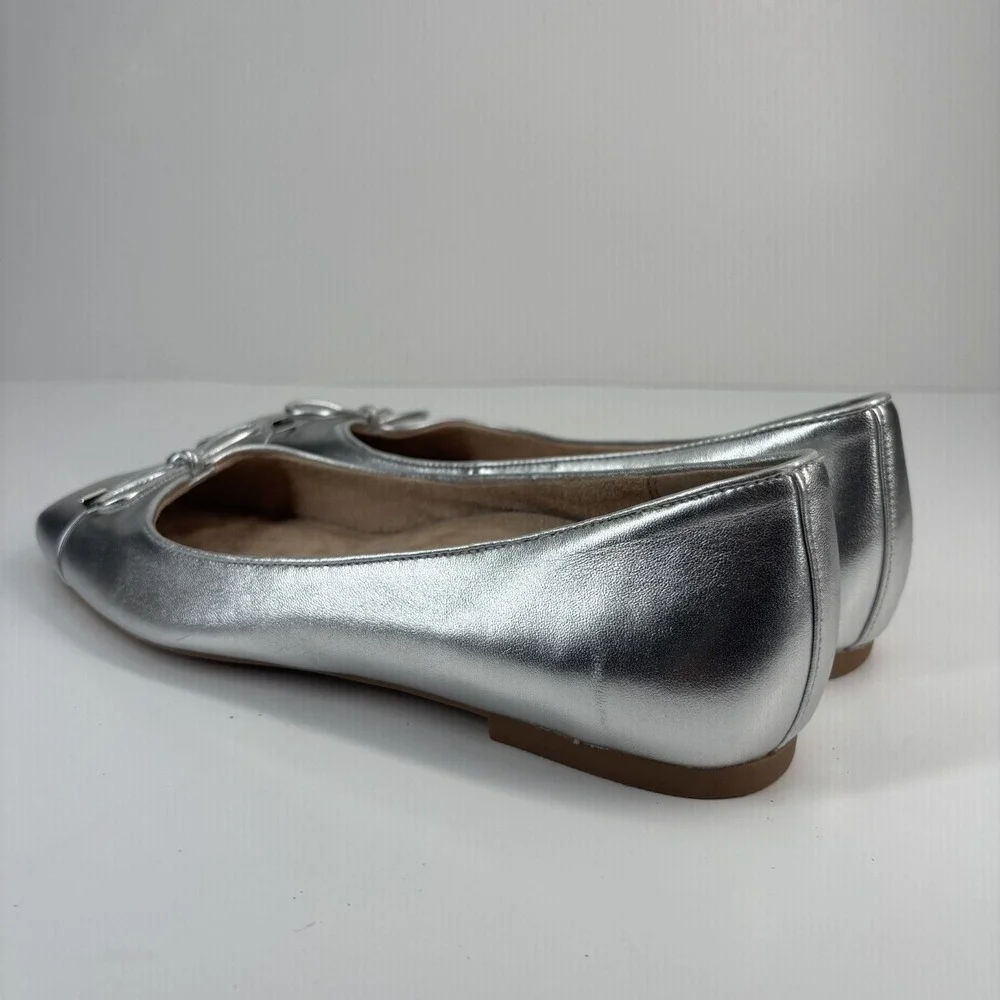 Vionic Silver Flats with Bow Detail 8.5 wide - Picture 11 of 16